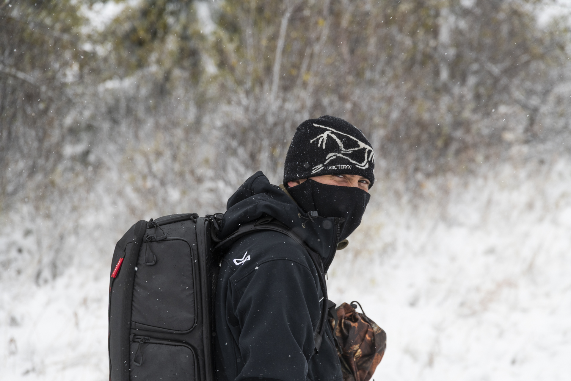 Lino Theiler im Winter mit Rucksack